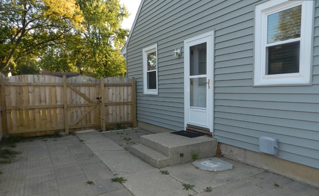 Building Photo - 3215 Montrose Ave