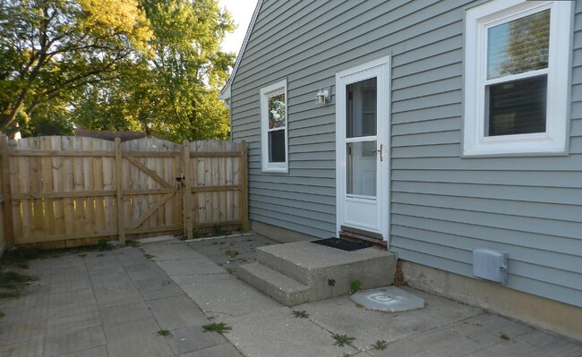 Foto del edificio - 3215 Montrose Ave