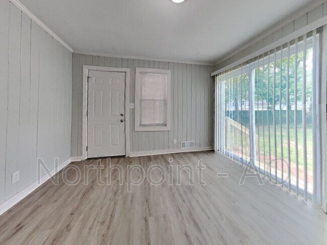 Foto del edificio - 5123 Norman Blvd