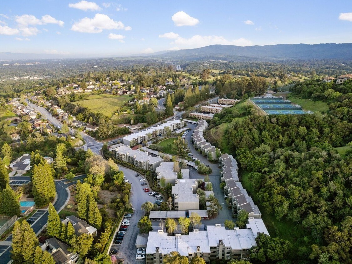 Foto principal - 2 Bd/1 Ba Farm Hill Condo - Top-floor Unit...