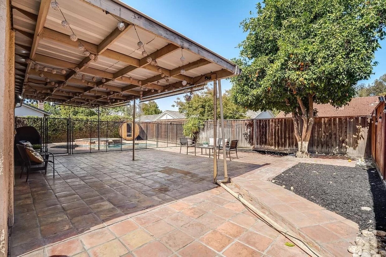 Primary Photo - 3185 Napa Dr