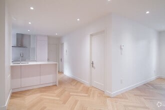 Building Photo - 590 Av. Outremont
