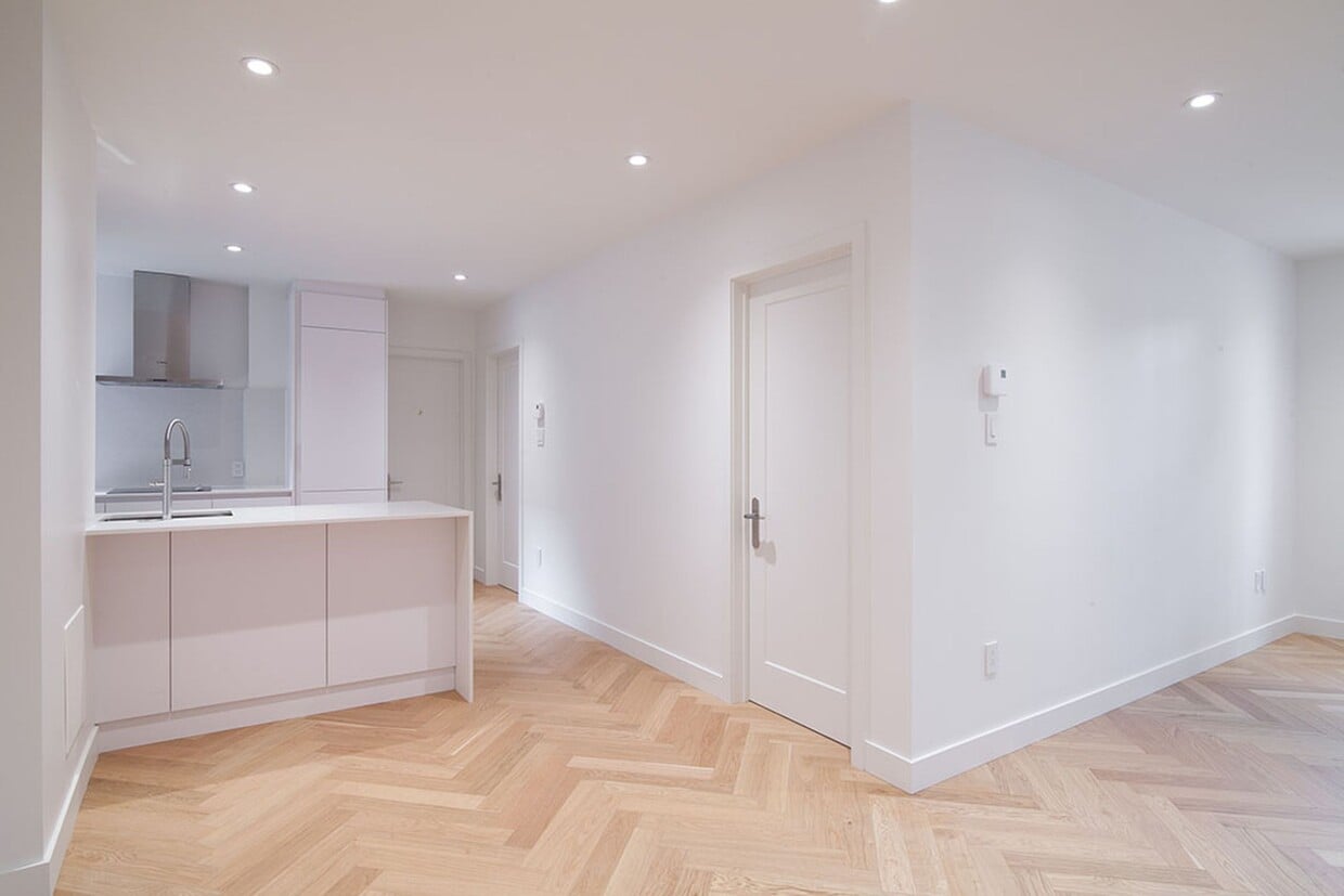 Primary Photo - 590 Av. Outremont