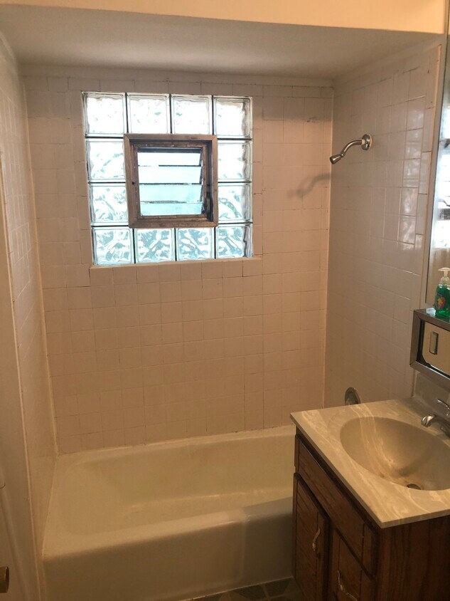 Bath Room - 15200 El Cameno Ter
