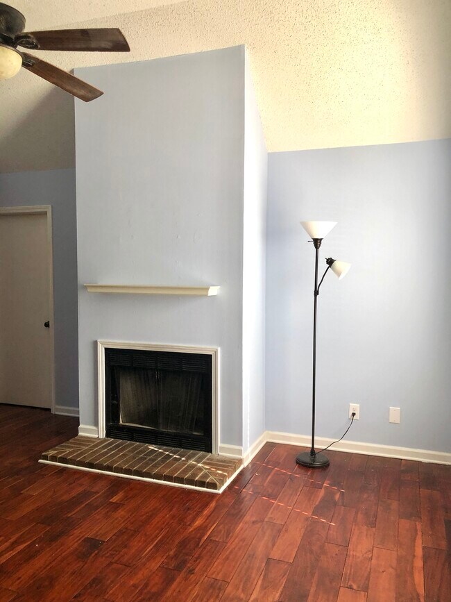 Building Photo - 2300 Tyler St