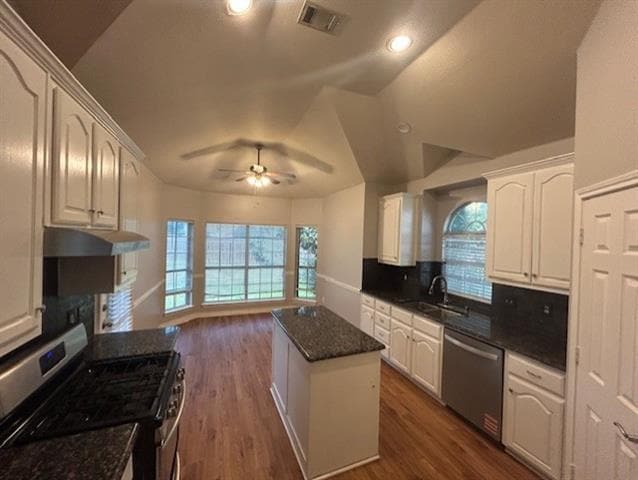 Building Photo - 2105 Cardinal Dr