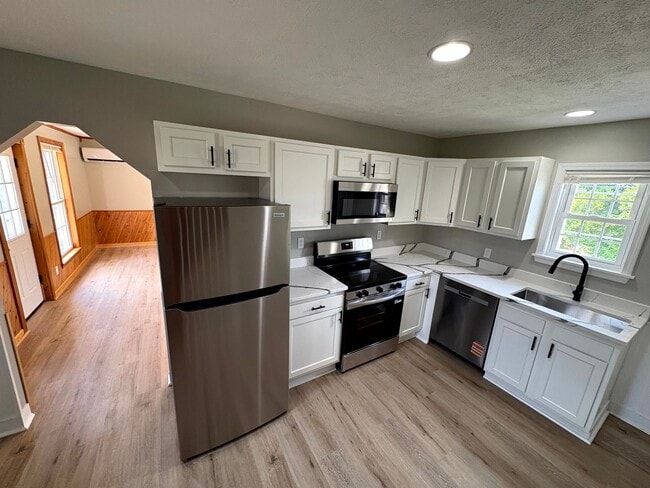 Building Photo - Cute 2 Bedroom / 1.5 Bath home in Penn Tra...