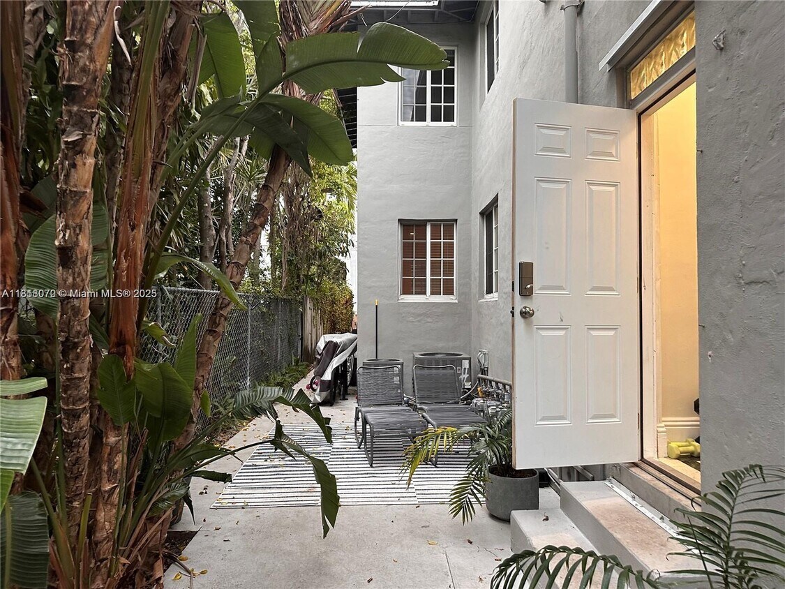 Foto principal - 1551 West Ave