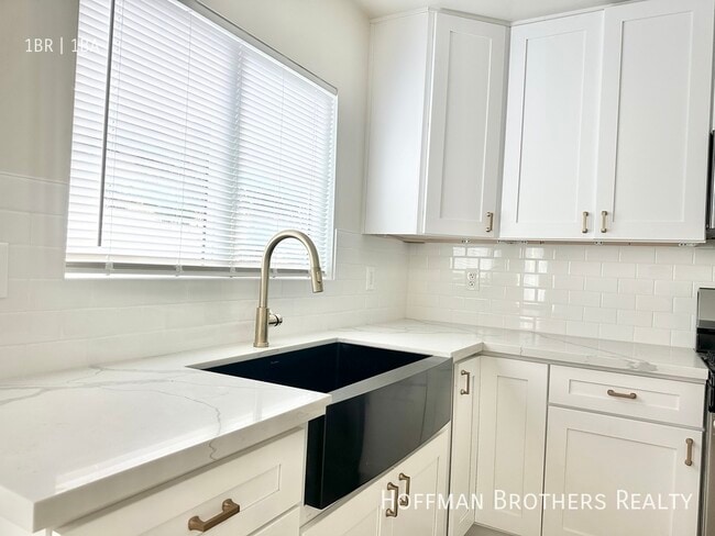 Building Photo - 626 E Arbor Vitae St