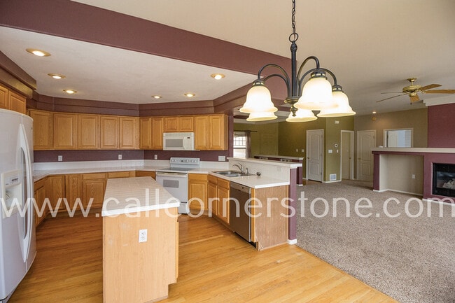 Building Photo - 3305 Hollycrest Dr