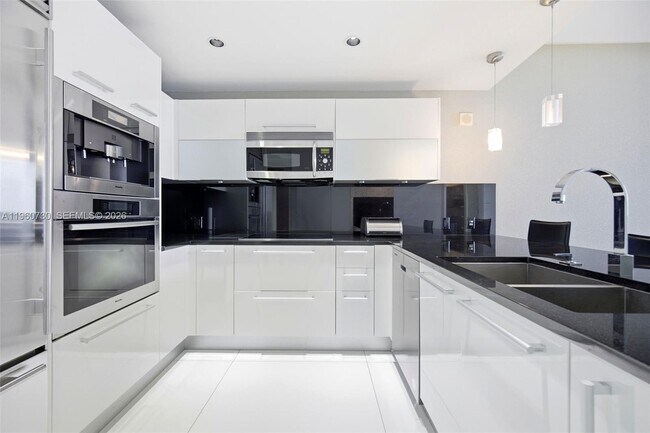 Foto del edificio - 17121 Collins Ave