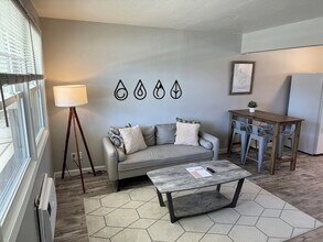 Building Photo - 826 W Weiland Ave