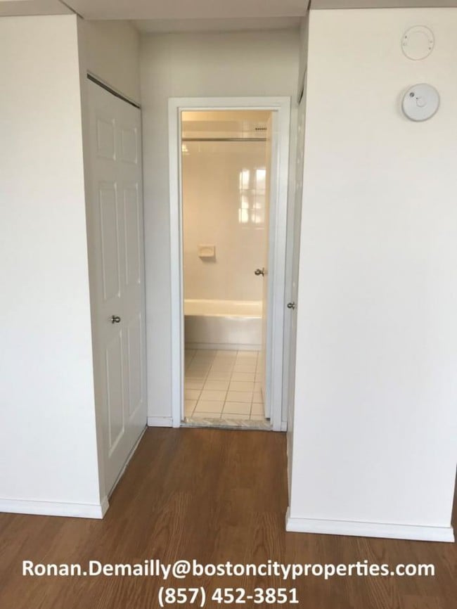 Building Photo - bedroom in Boston MA 02120