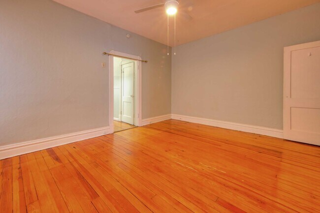 Foto del edificio - Very nice spacious 1 bedroom 1 bath with hardwood throughout and located in a great city neighbor...