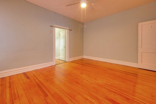 Building Photo - Very nice spacious 1 bedroom 1 bath with hardwood throughout and located in a great city neighbor...