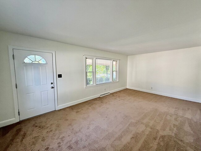 Building Photo - Three bedroom, 1.5 bath house in Burlington