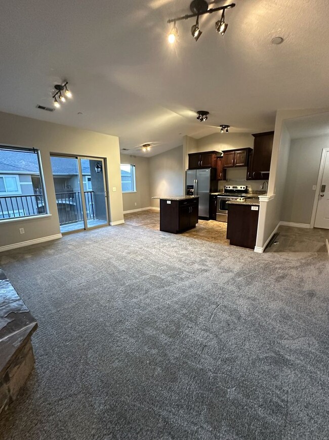 Building Photo - DEPOSIT MOVES YOU IN!! 2 Bed 2 Bath Home f...