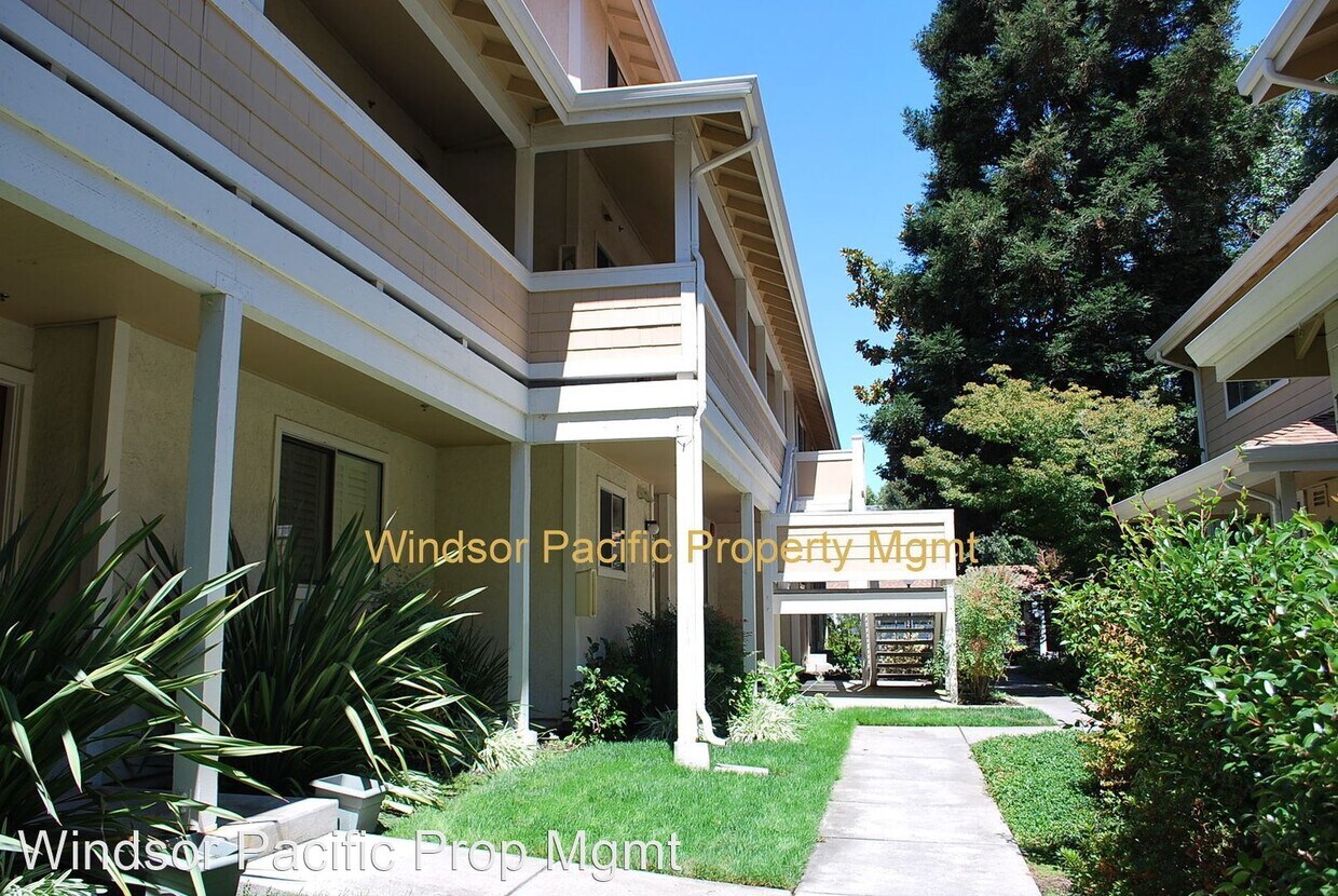 Primary Photo - 2 br, 2.5 bath House - 2665 Oak Road #B