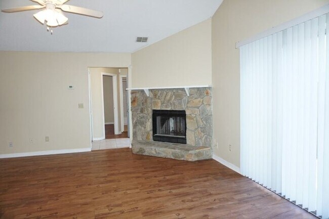 Foto del edificio - 2 Bedroom Single Story End Unit Townhome