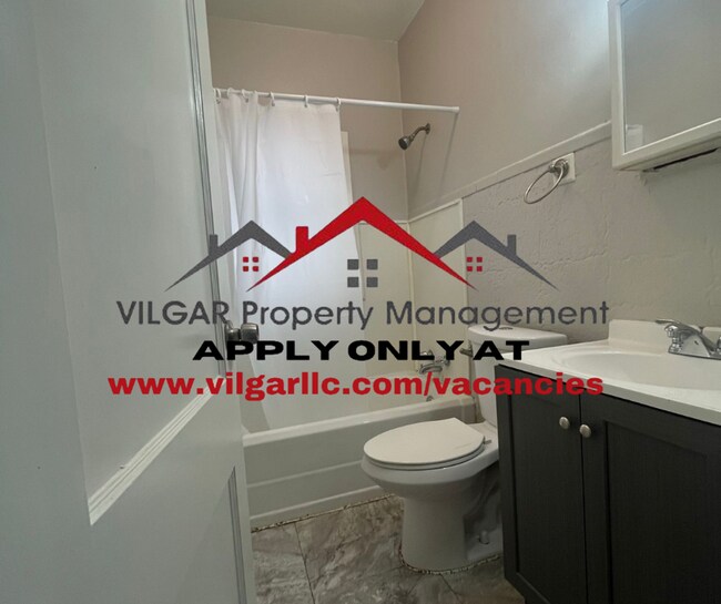Building Photo - 3 spacious bedrooms (2 up 1 down), 1 bath ...