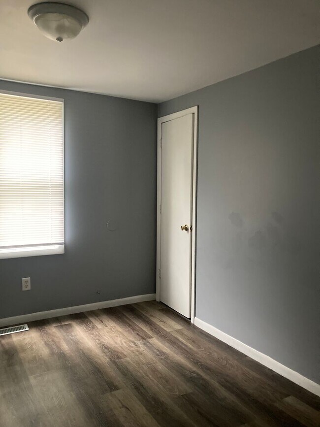Building Photo - 4 bedroom home Southside Muncie - New floo...