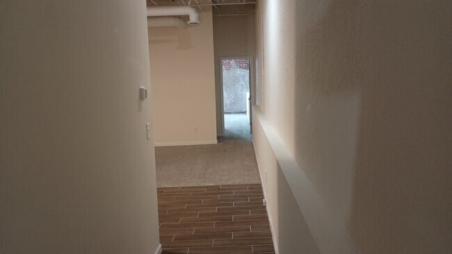 Building Photo - 128 N Hill St