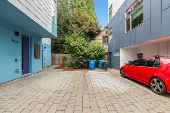 Building Photo - 921 10th Ave E