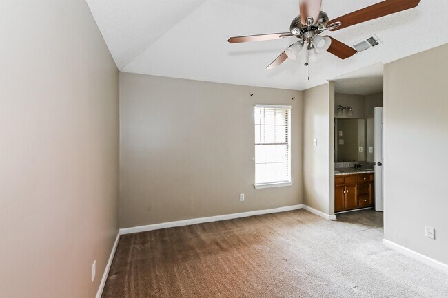Foto del edificio - 6583 Shaker Ln