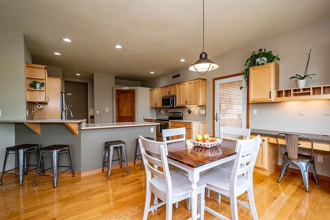 Foto del edificio - 5 Bedroom 3 Bath Single Family Home with 3...