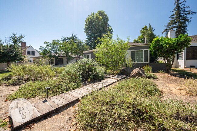 Foto del edificio - Beautifully Updated Fresno High Home - Walkable to Gazebo Gardens, 3BR/1BA, Partially Furnished