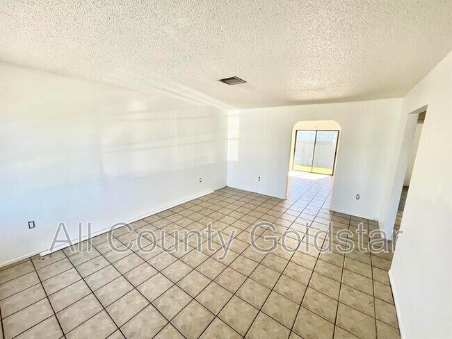 Foto del edificio - 1719 Florence Ave