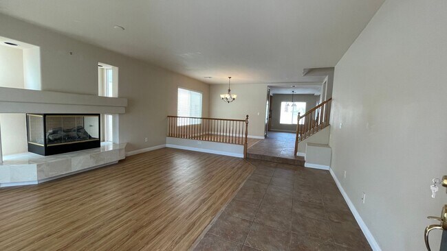 Foto del edificio - 2 STORY, 2,729 SQ FT HOME, 4 BEDROOMS, 3 BATHROOMS, A LOFT AND A 2 CAR GARAGE IN HENDERSON