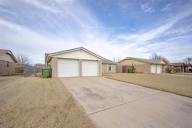 Building Photo - 1071 Raintree Mansion