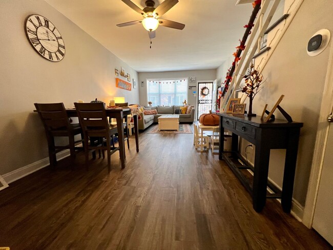 Building Photo - Gorgeous 3-Bedroom Townhome in South Phila...