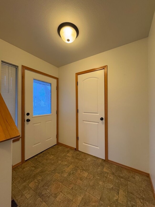 Building Photo - Beautiful Rental with Oversized Yard & Open Layout