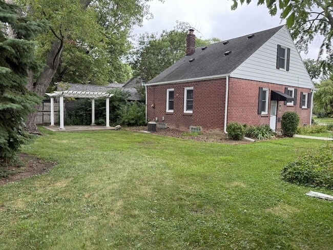 Building Photo - 1625 W Farnum Ave