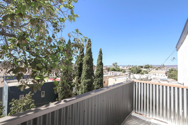 Foto del edificio - 451 Coronado Terrace