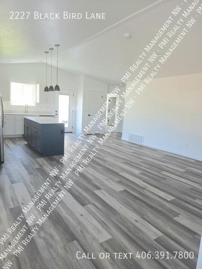 Foto del edificio - 2227 Black Bird Ln