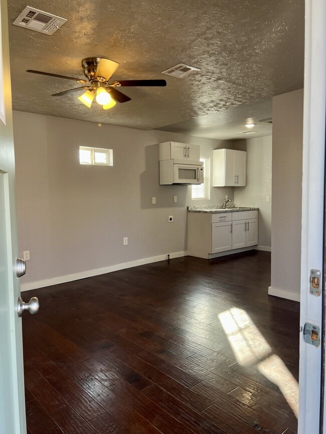 Building Photo - 904 N Peoria Ave