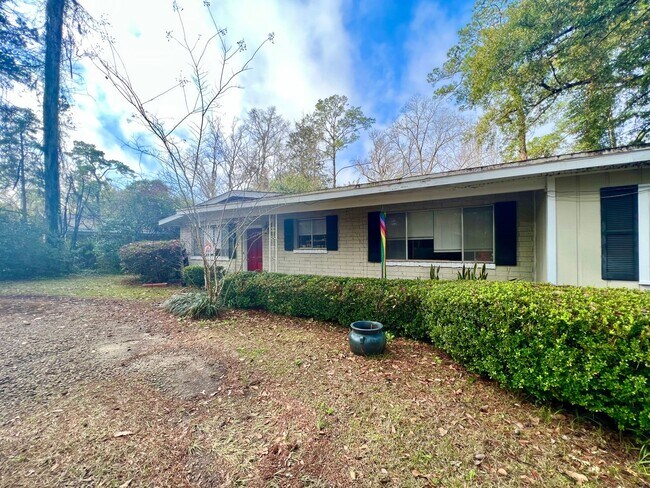 Building Photo - AVAILABLE AUGUST 2024 - 1116 Pinecrest Dr
