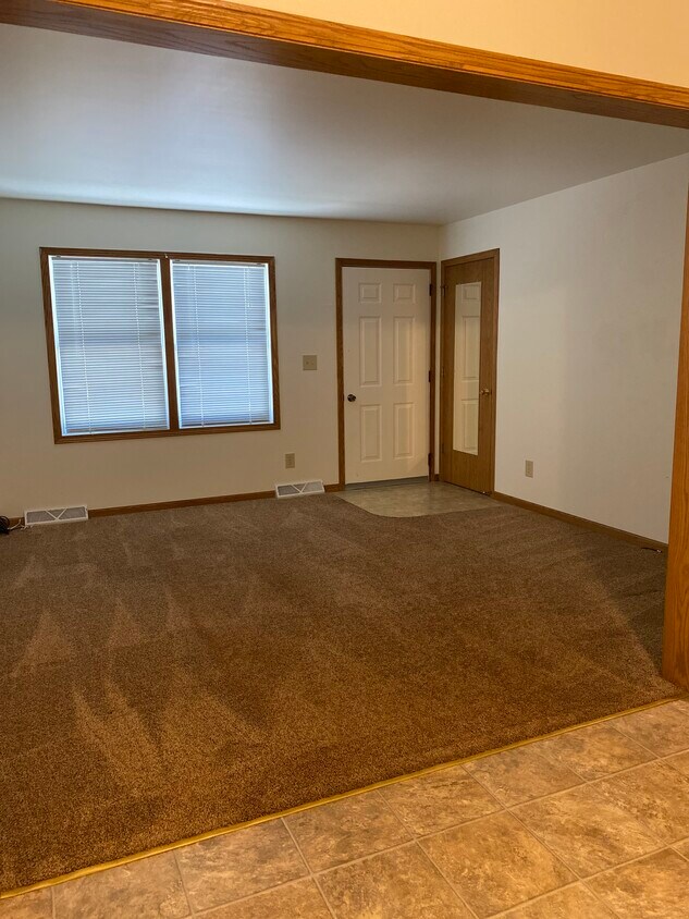 Sala de estar y armario delantero - 359 Frenn Ave