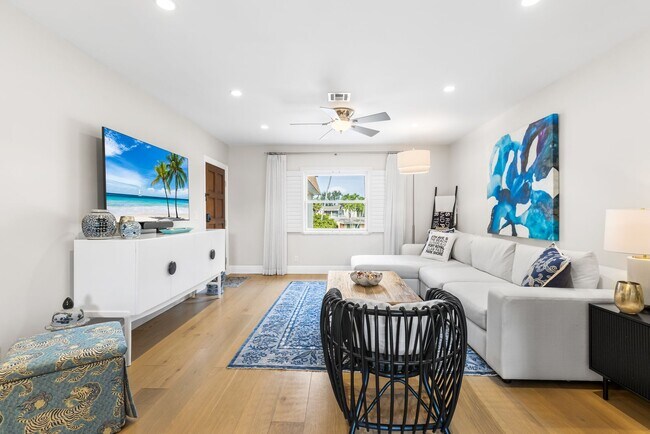 Building Photo - ** OLDE NAPLES ** 2 BED / 1 BATH - CONDO - TURNKEY - 3 BLOCKS FROM GULF - SEASONAL OR SHORT TERM