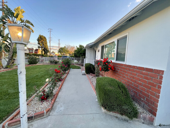 Foto del edificio - 4521 Durfee Ave