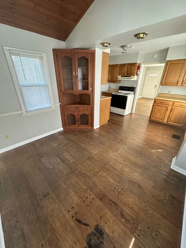 Building Photo - Cozy Home