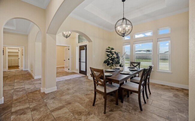 Foto del edificio - Spacious Luxury Home in London ISD – 5 Bed...