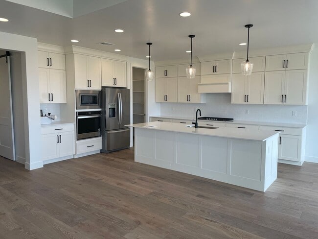 Building Photo - Desert Color Home with Great Views & LAGOO...