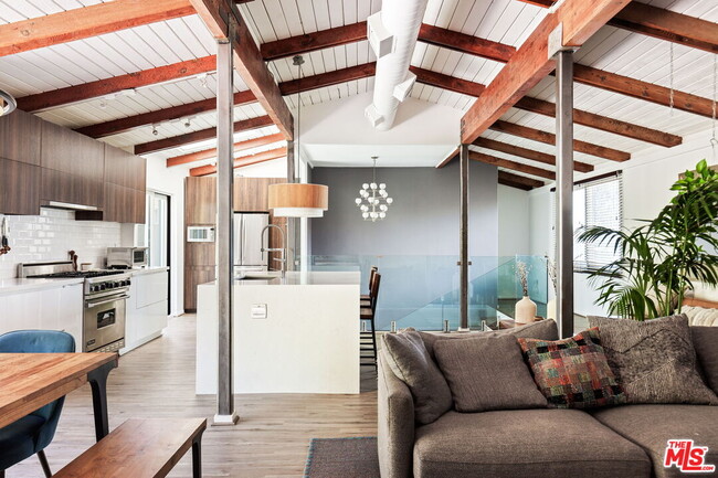 Foto del edificio - 5513 Tuxedo Terrace