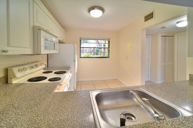 Building Photo - 10855 SW 112th Ave