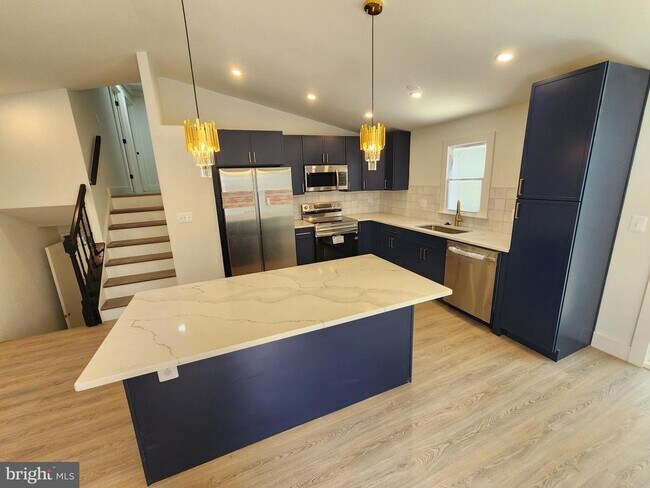 Building Photo - 814 Avis Dr