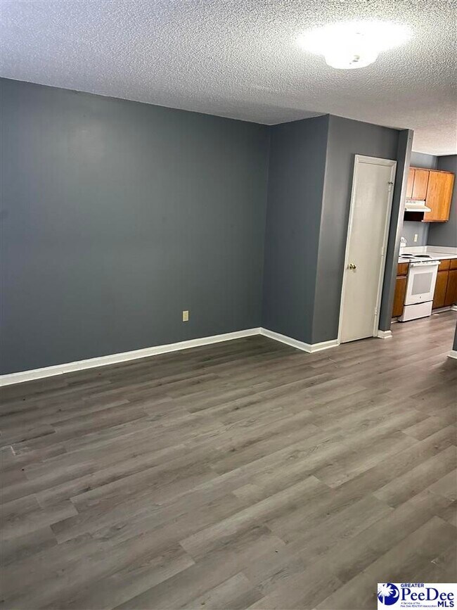 Foto del edificio - 1013 E National Cemetery Rd